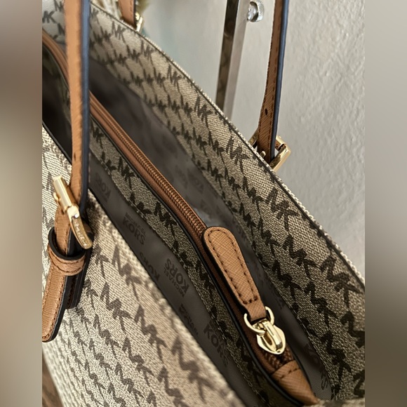 MICHAEL KORS Monogram Jet Set Tote NWT - Picture 8 of 13